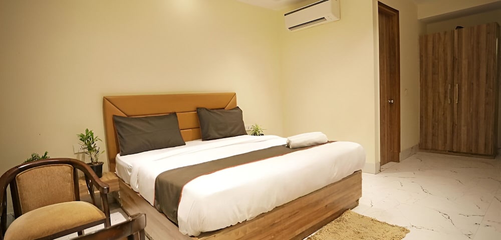 Hotel GoodLuck House Near Delhi Airport