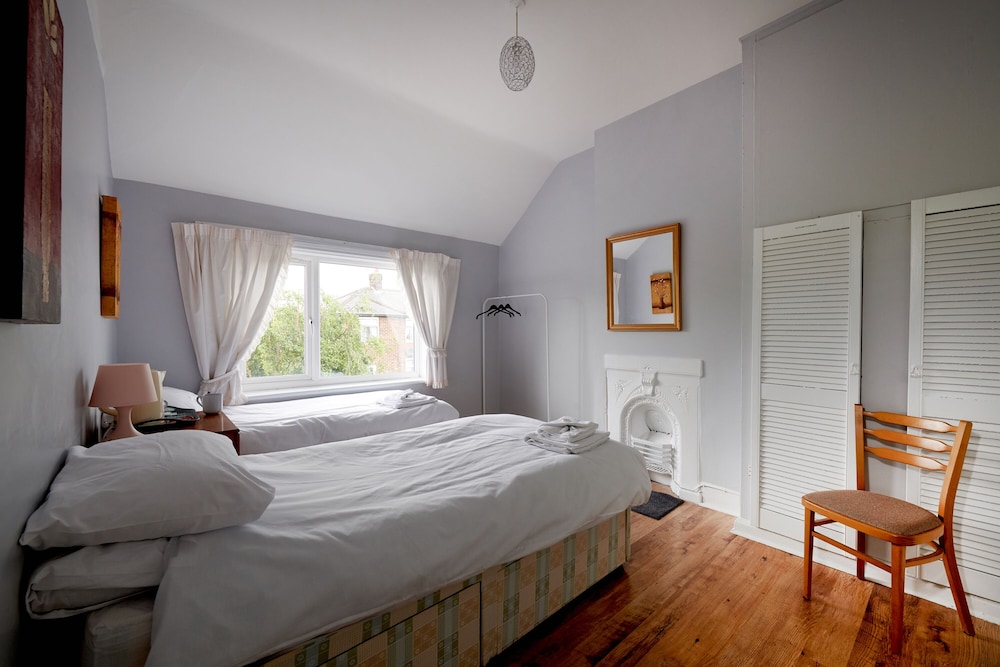Detached 3 Bed House, Ideal for Long Stays & Pets view 3