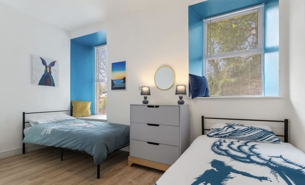 Stunning Renovated & Spacious 2 BR - 100m to Beach view 5