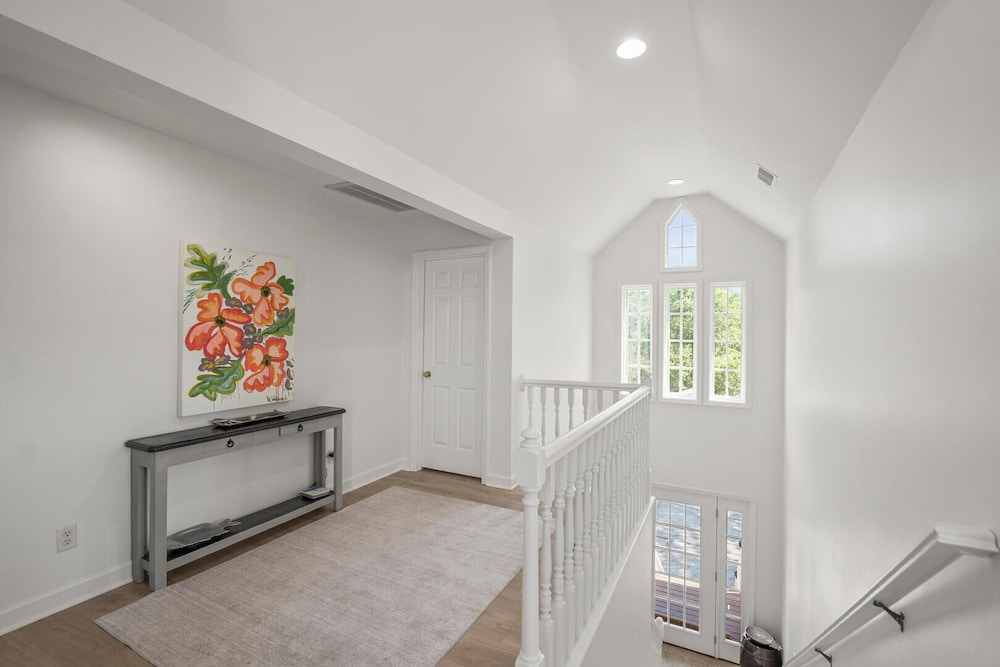 723 Seahorse Road - Newly Renovated, 5-bedroom Oceanside Home