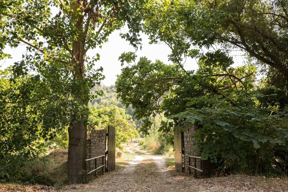 Stunning Treehouse 10 Mins From Sandy Beaches view 3