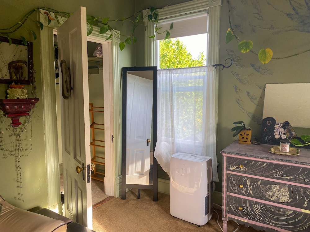 Victorian on Garden Best Location in Town