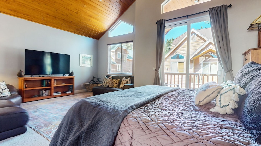Mammoth Gateway Village #6 3 Bedroom Condo by RedAwning view 4