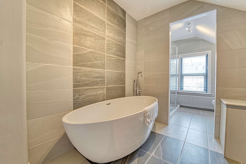 Host Stay Barton Road House