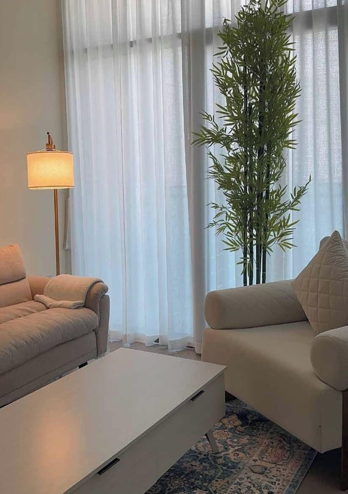 1BHK near metro. BusinessBay. Mera. 2209