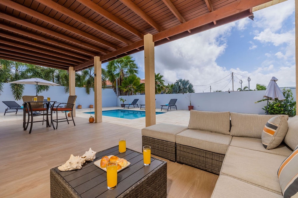 High-end Pool Getaway Upscale 5 Location BBQ