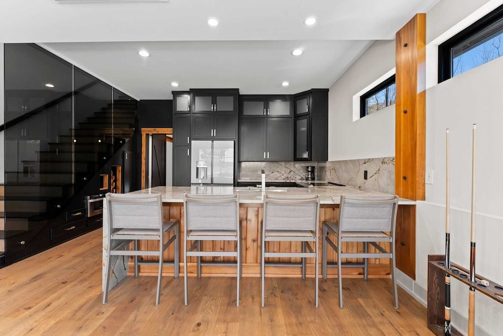 The Grand on Greenbay-7 Bedrooms Sleeps 21 Modern new Build