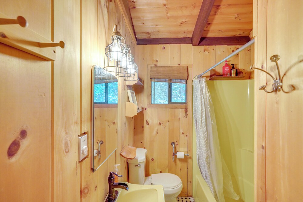 Treehouse Chalet Near Mt. Snow w/ On-site Trails!