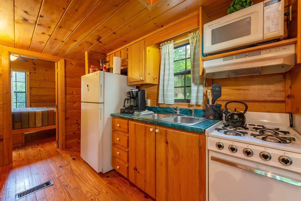 Engadine Inn  Cabins - Property Image 16