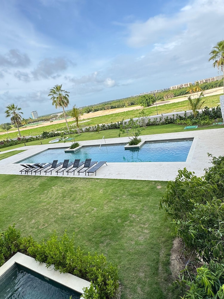 4 Guest 2 Bedrooms Balcony and Shared Pool