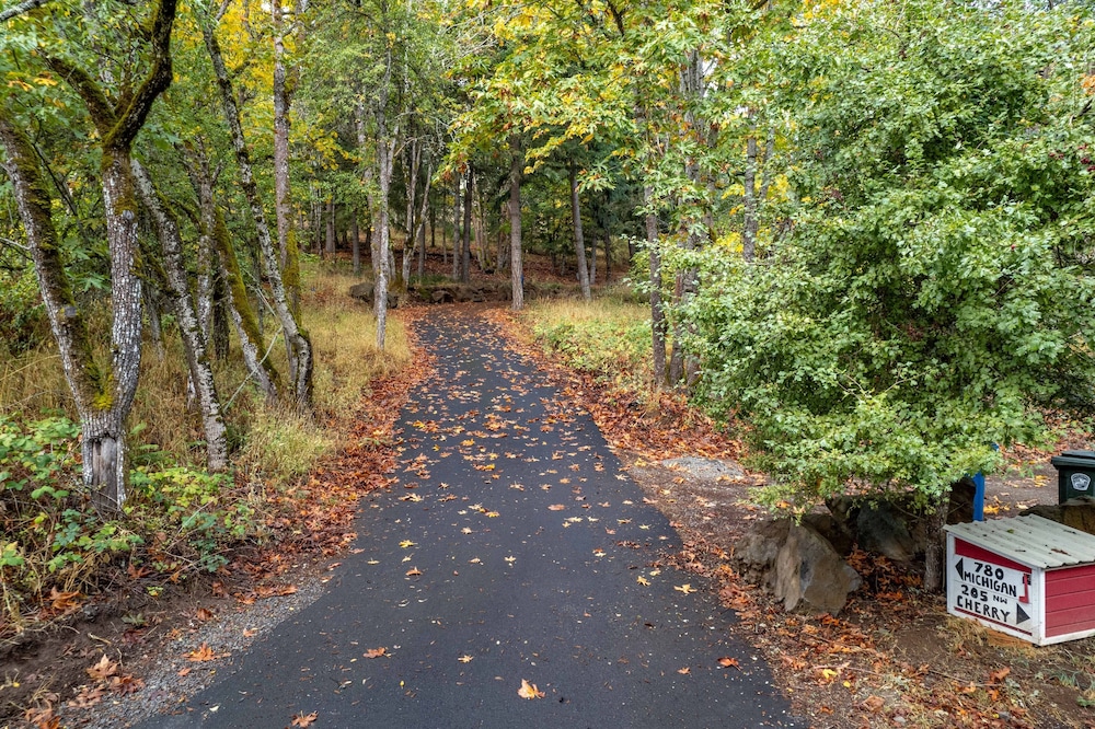 Evergreen Retreat B 30 Night Minimum 1 Bedroom Apts