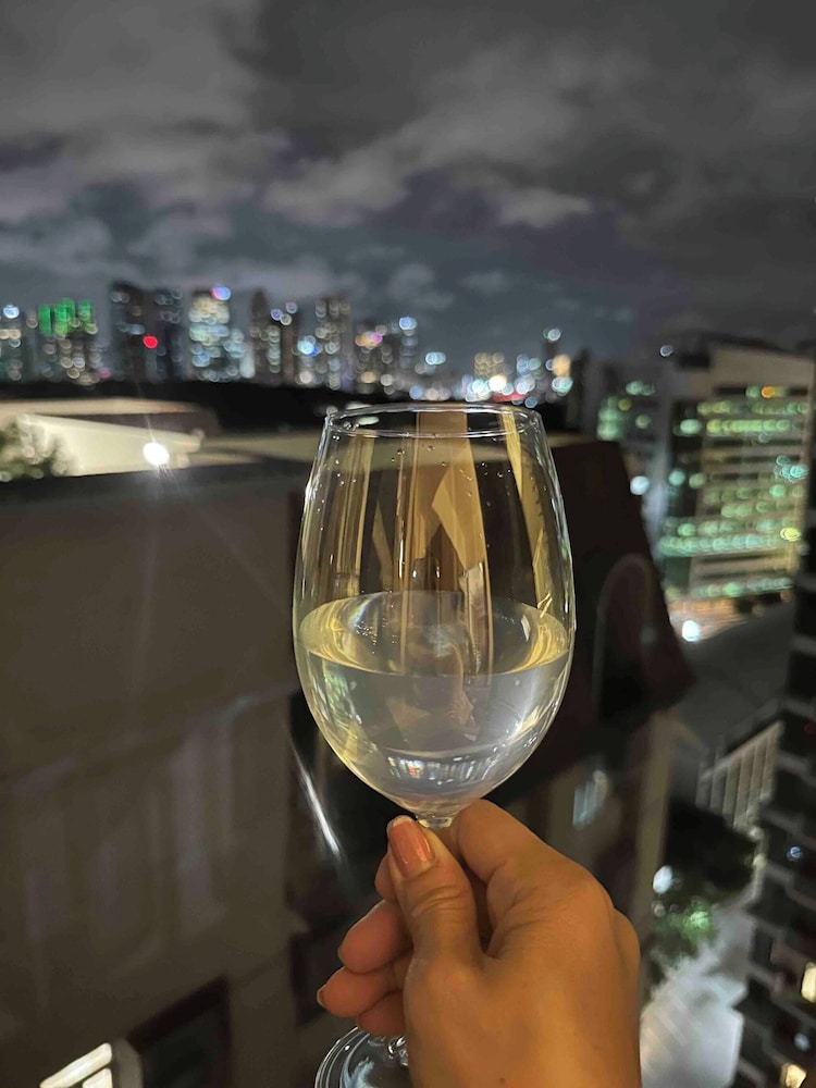Luxurious Studio in Mckinley Hill With City View