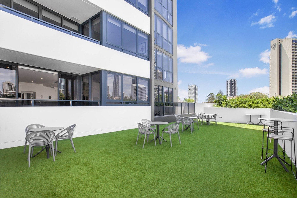 Sun Drenched Apartment in the Heart of Surfers