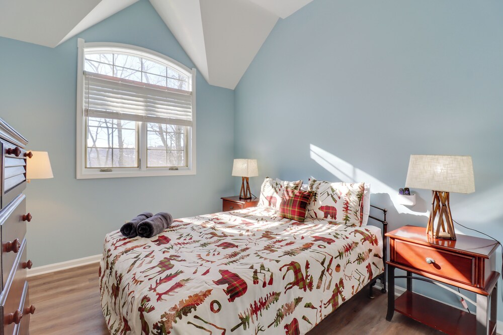 Hot Tub & Community Perks: Big Boulder Lake Escape