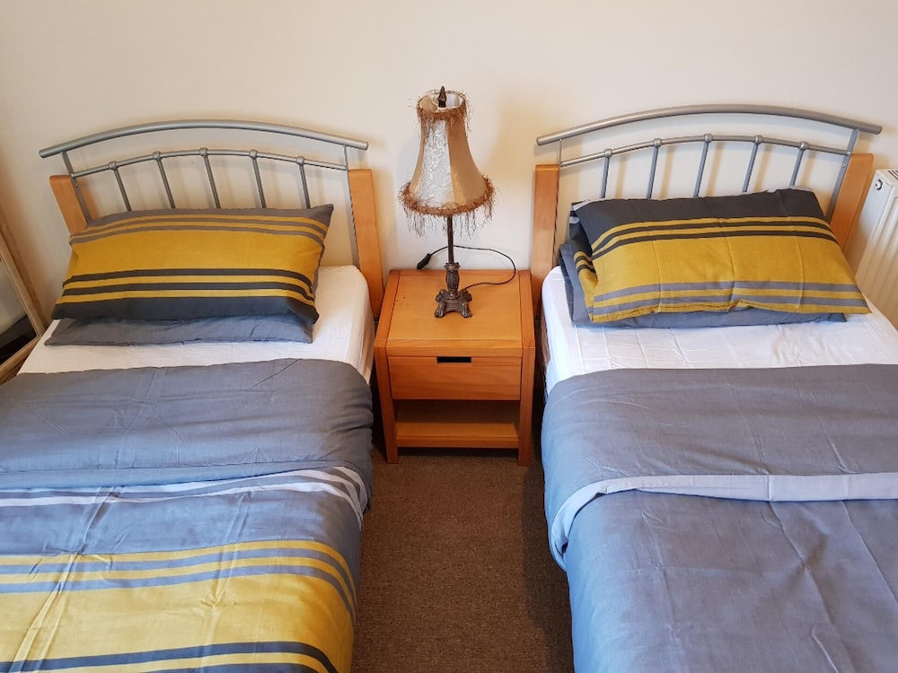 2 Bed Flat - Sleeps 4 - Parking - Wifi view 3