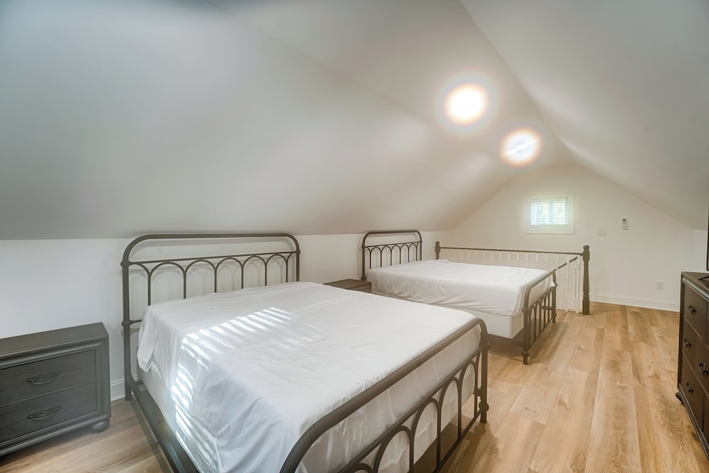 Hot Tub, Decks & 2 Kitchens: Mtn-view Jasper Gem!