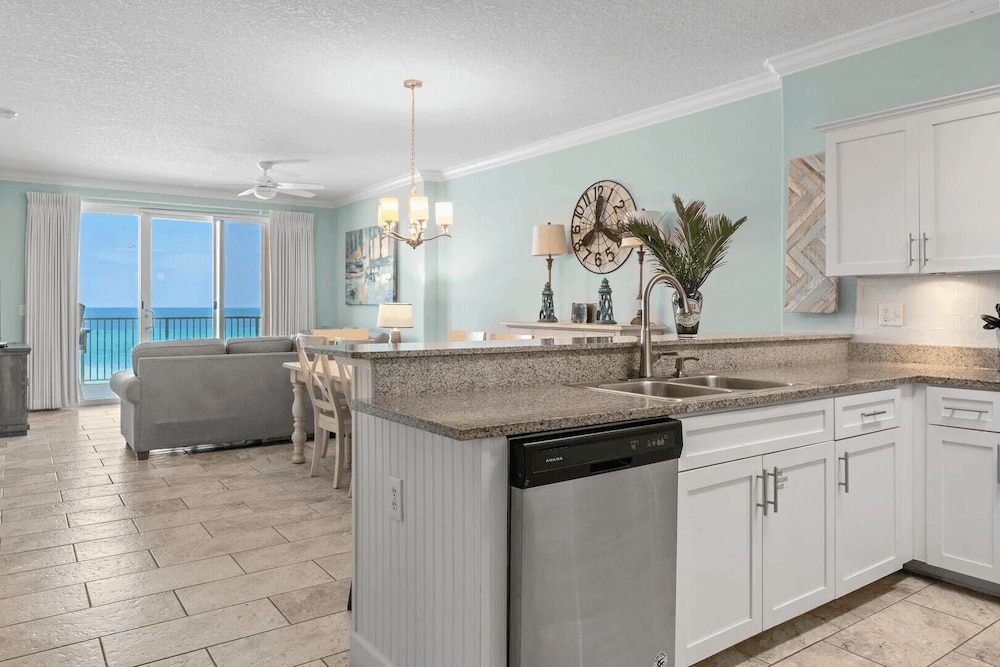 Beach Breeze by Avantstay Beachfront, Beach Chairs Included, 2 Pools!