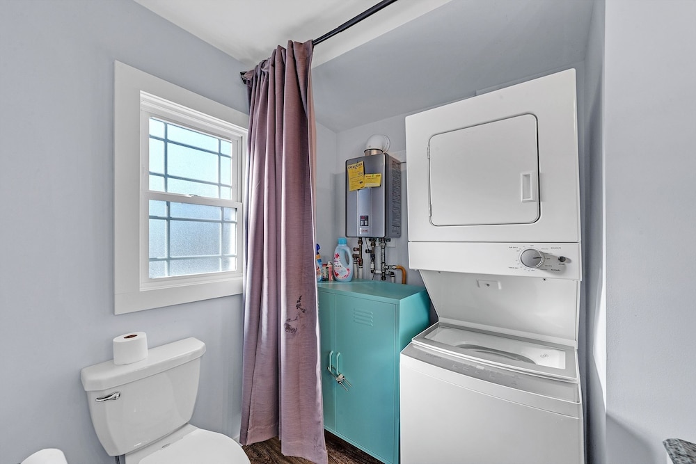 Cozy 3-br Retreat, Four Blocks To Beach & Boardwalk 3 Bedroom Home