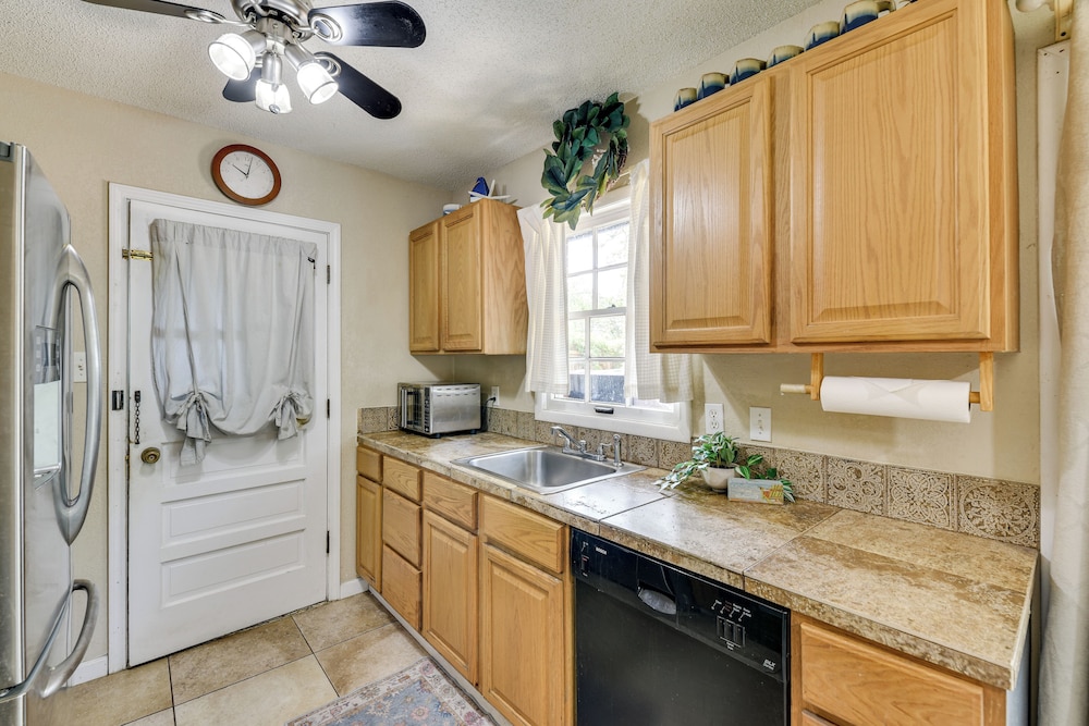 2 Mi to Beach, Near Airport: Heart of Fort Walton