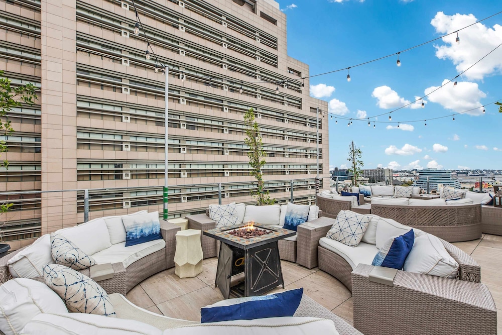 Stylish 2br/2ba At HWH by Oneluxstay