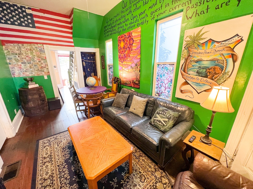 International Travelers House Hostel \- Downtown San Diego Little Italy.
