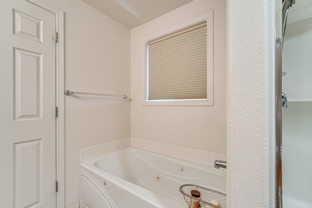 1 Mi to Moses Lake: Home w/ Private Yard & Hot Tub