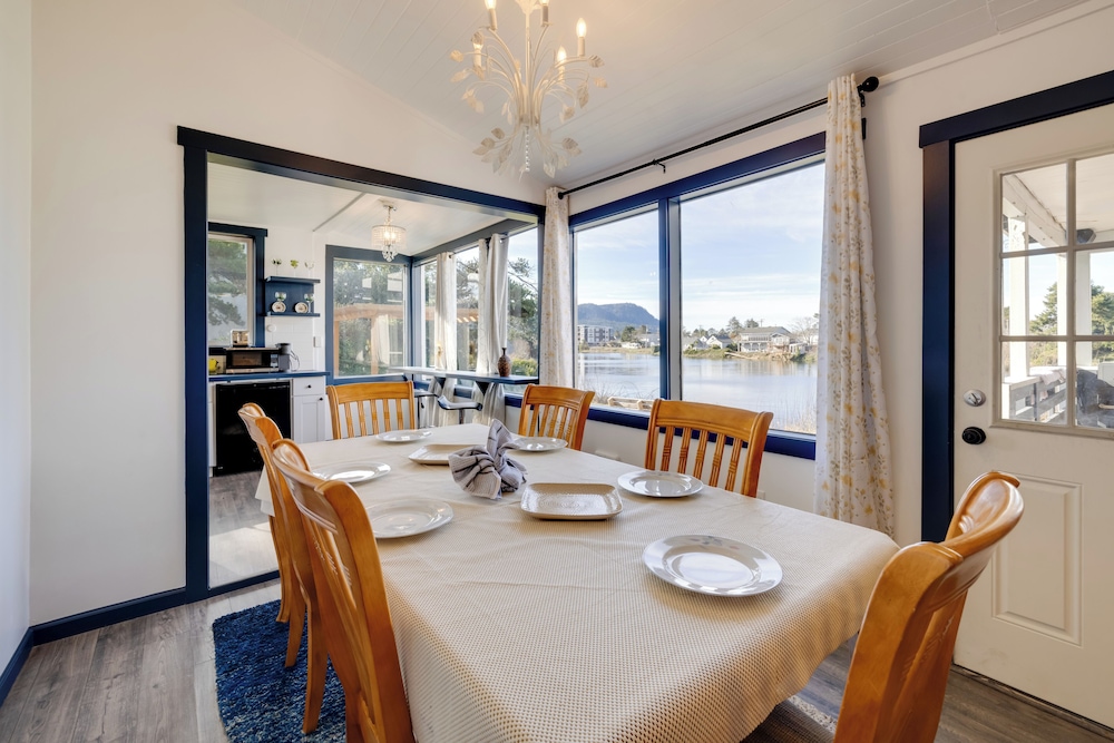 Fire Pit & River View: Serene Stay in Seaside!
