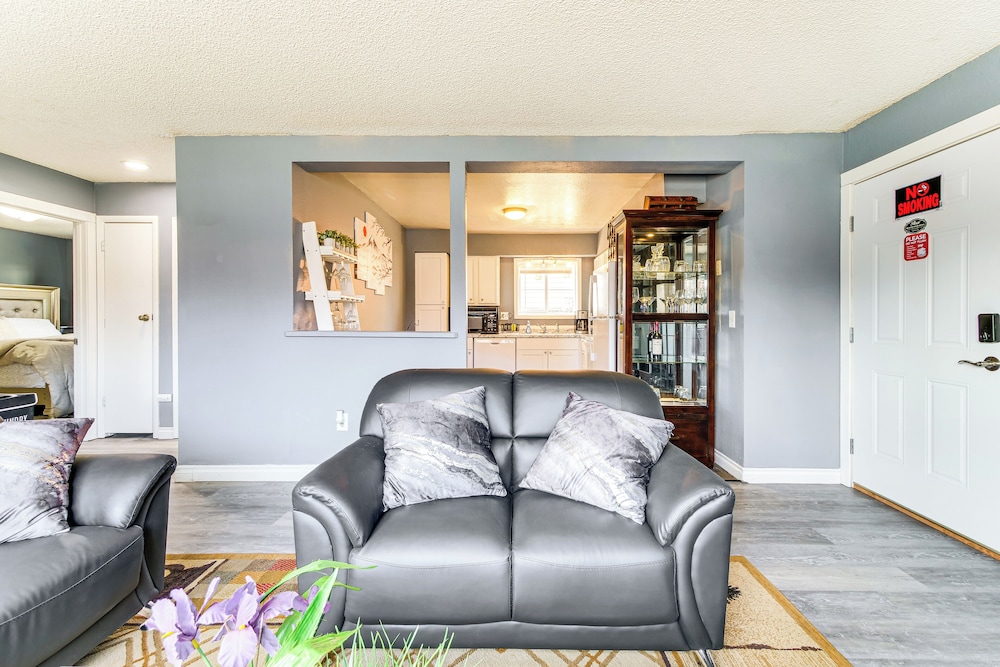 11 Mi to Kincaid Park: Convenient + Cozy Apt!