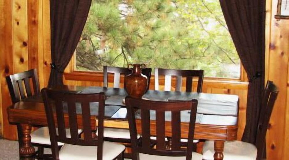 Hotel The Evergreens On Fall River - Image 1