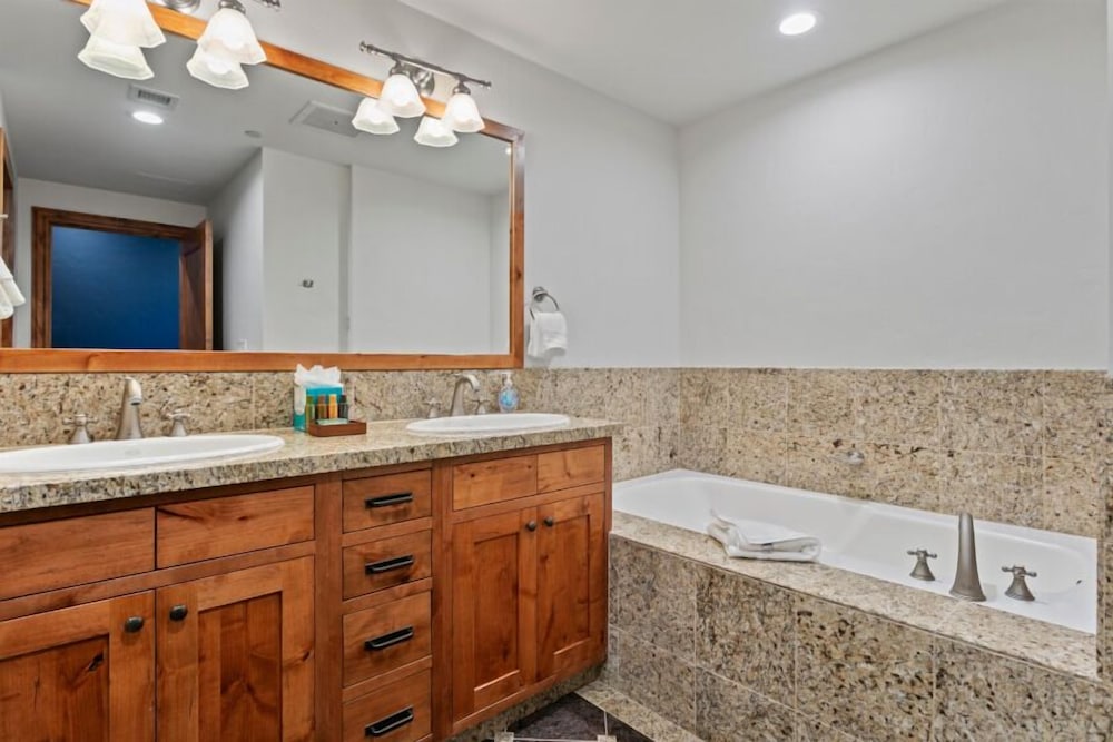 305 - Three Bedroom Shooting Star 3 Condo