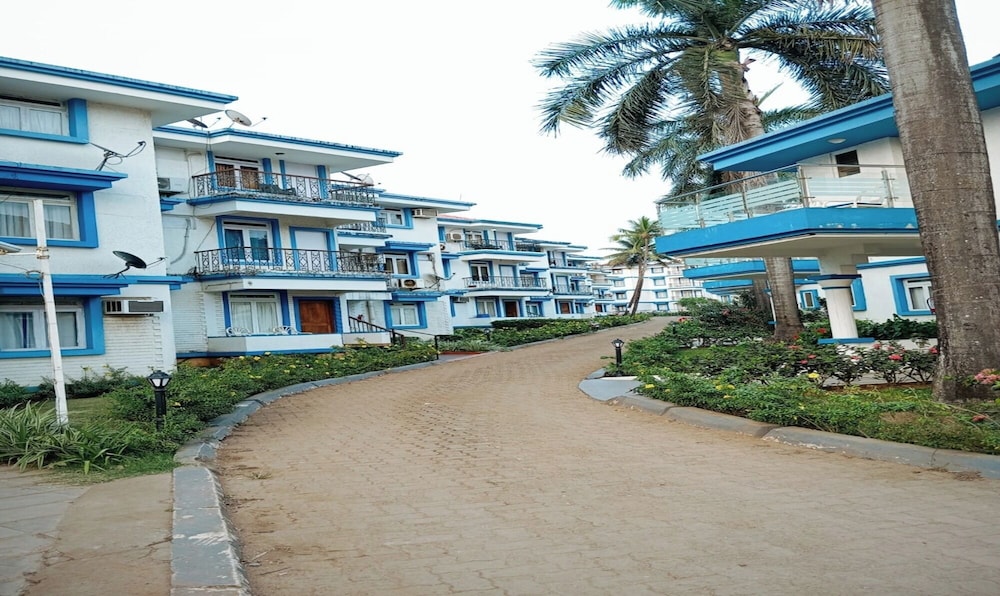 Fabhotel Park Grand Royal Palms