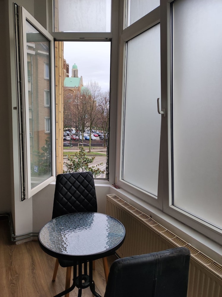 Room in B&B - Spacious Room With Beautiful View of the Koekelberg Basilica