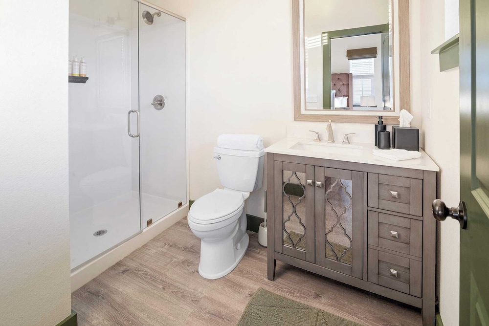 Sleeps 18! 7bdr, Backyard Pool, Walk to Beach Miramar Beach Jewel by Avantstay
