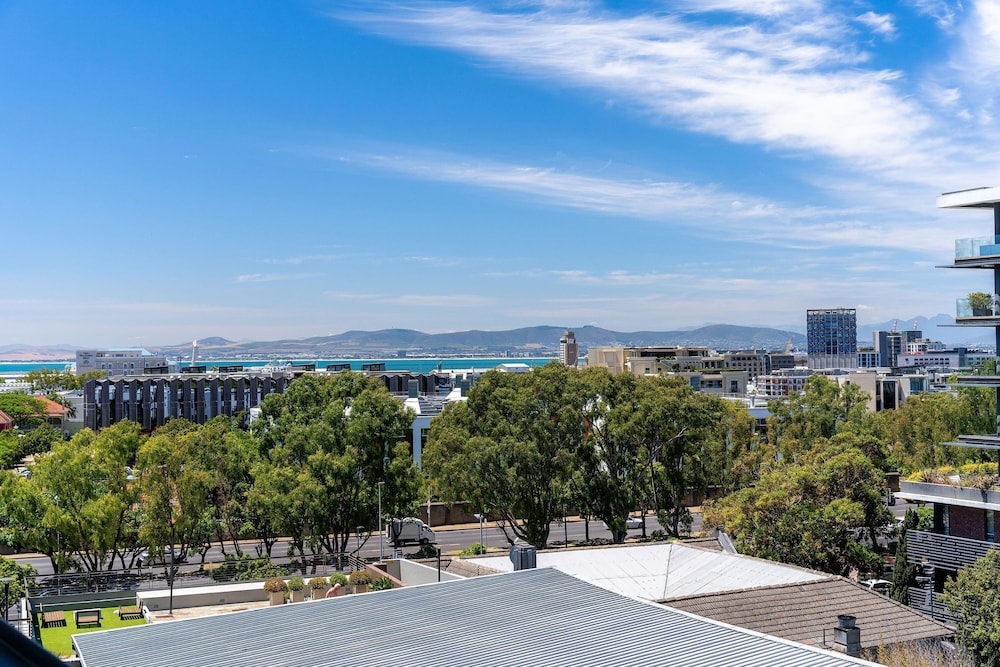 Urban Palette - Modern Artistic Green Point Apt