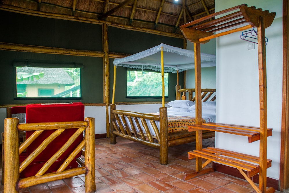 Queen Elizabeth Park View Tourist Lodge