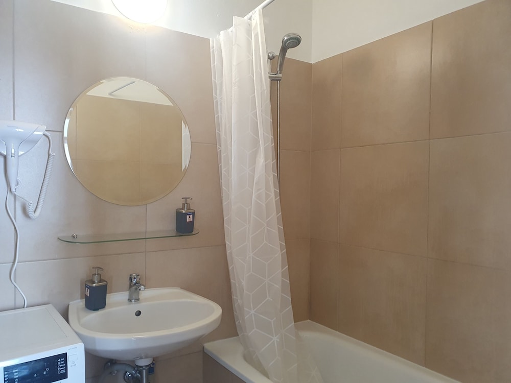 Modern 2BR Apartment Near Rennweg