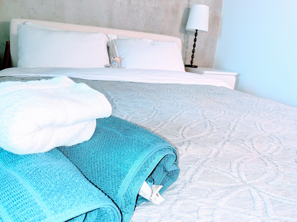 Queen St West Designer Executive Suites - Image 3