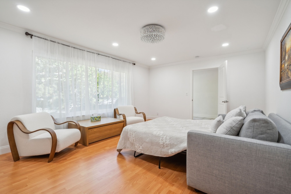 Spacious Mountain View Duplex In Prime Location 3 Bedroom Duplex
