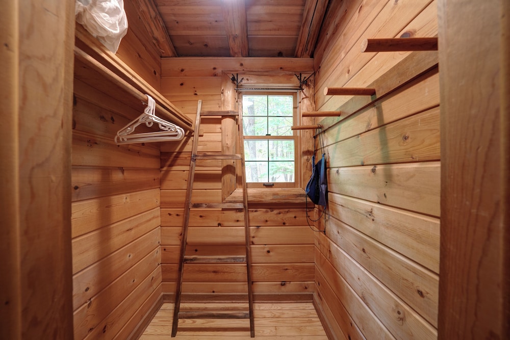 The Guest House Historic Cabin in Big Canoe