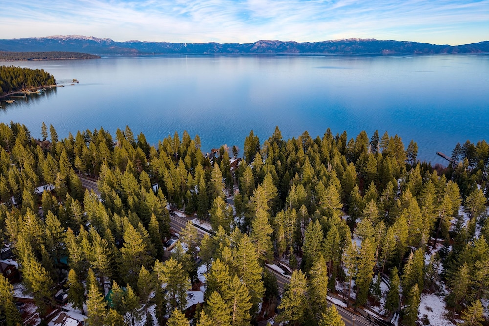 Westlake Cabin by Avantstay Hot Tub Near Skiing Walk to Restaurants Lake