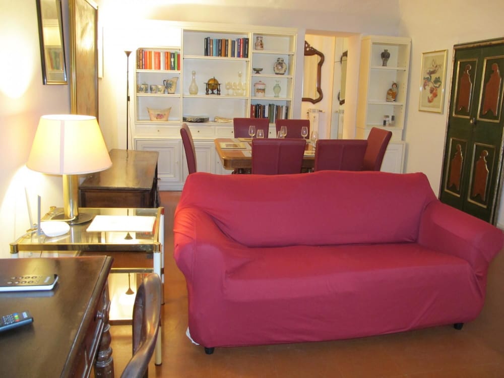 Aurora in Pantheon Apartment