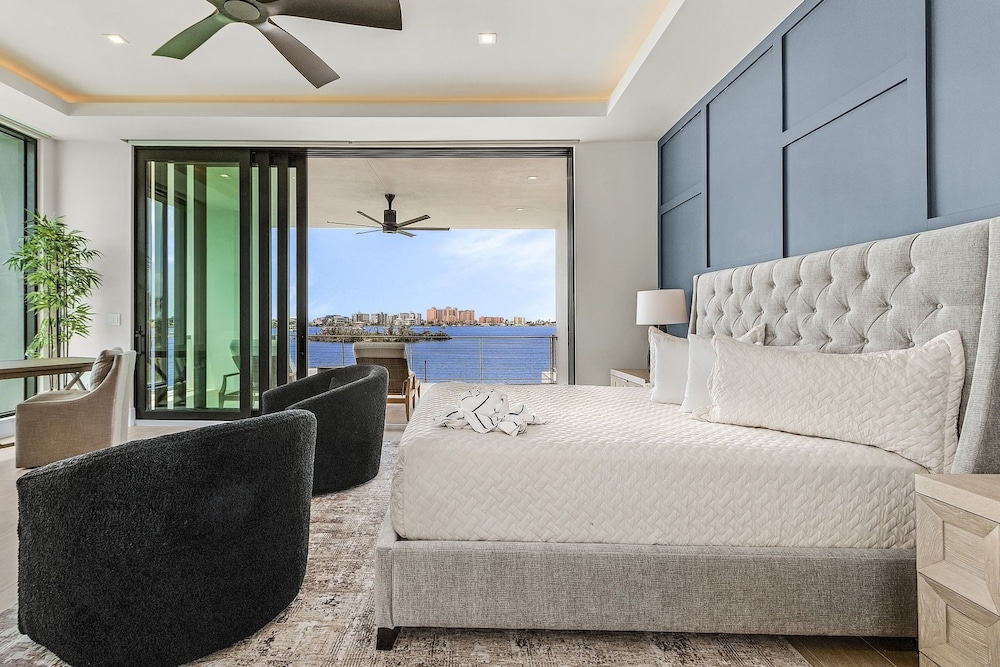 793 Shoreline Estate: 6bd/6br, Luxurious Pool Home On The Water! 6 Bedroom Home