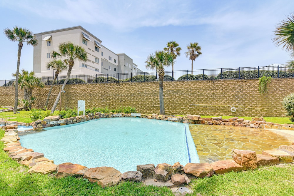 Walk to Beach: Pool-view Condo in Galveston!
