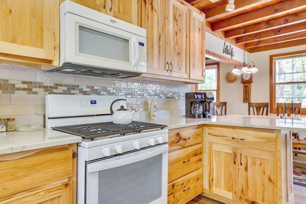 Hatfield Family Home on Lake Arbutus: Boat & Hike