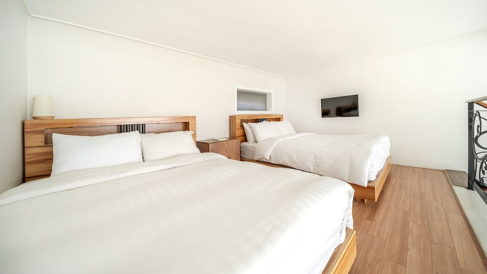 Taean Anmyeondo Bohemia Village Pension