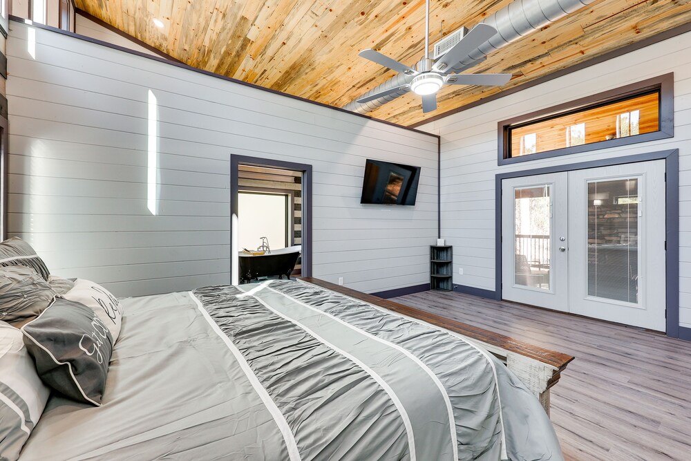 Near New Casino: Broken Bow Cabin w/ Hot Tub view 2