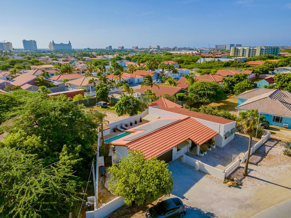 Luxurious Haven in the Heart of the Island Pool