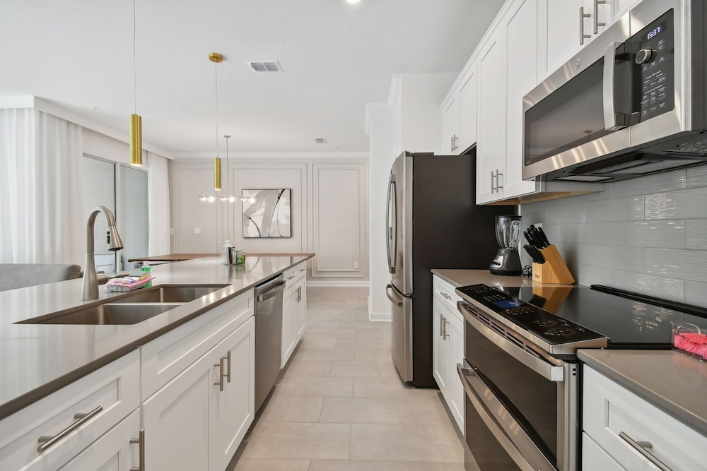 Storey Lake - Private Pool- King Bed - 4BD/3BA