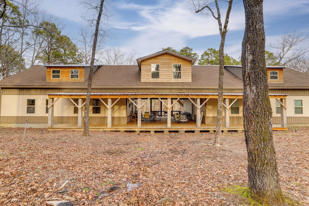 Greers Ferry Lake Access & Deck: Group Getaway!