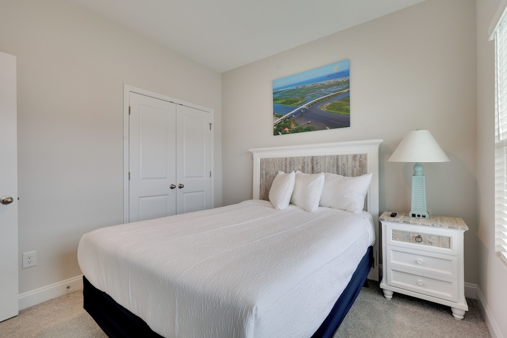 3 Mi to Sand & Surf: Ocean Isle Beach Retreat!